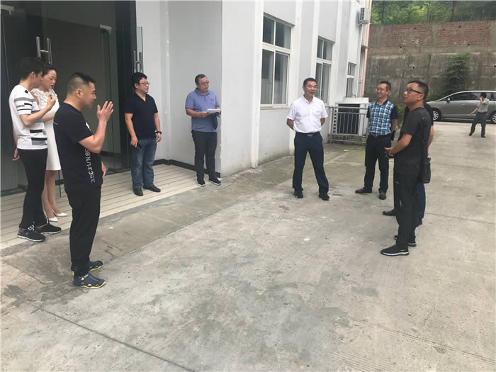 綿陽(yáng)市人大常委會(huì)副主任董曉彬蒞臨公司調(diào)研工作3